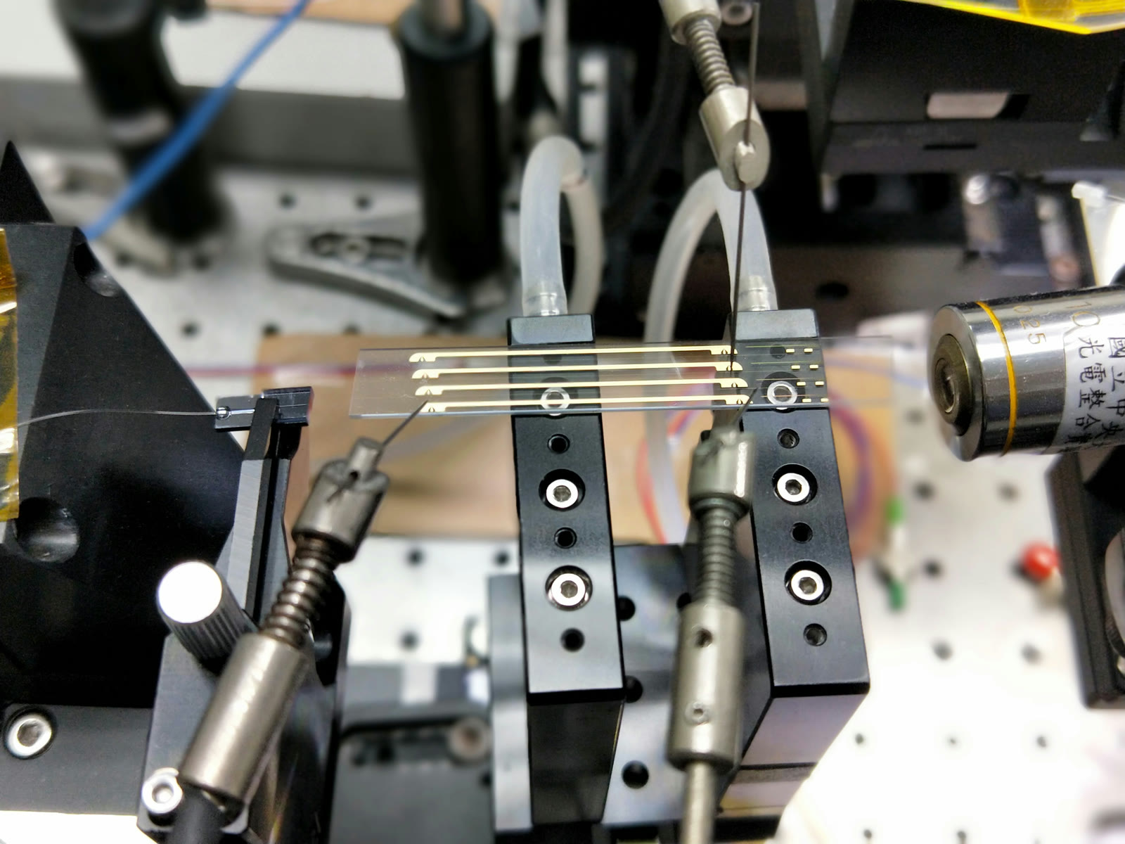 Photonic device under probe testing